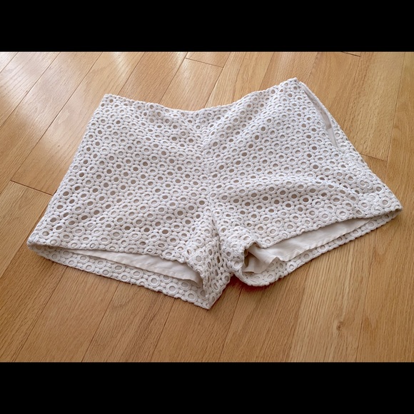 Banana Republic ‼️ Ivory Eyelet Lace Shorts - Picture 1 of 3